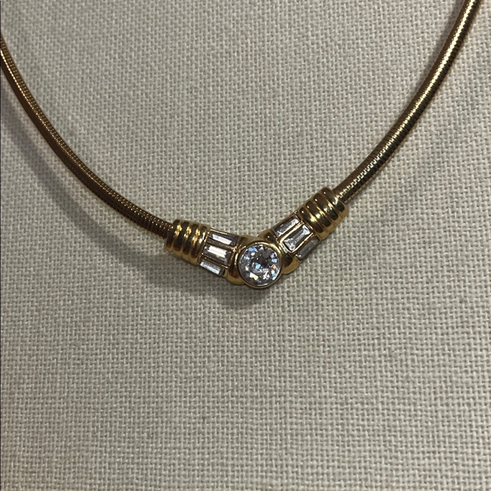 Elegant Gold Serpentine Necklace with Beautiful Crystal Details